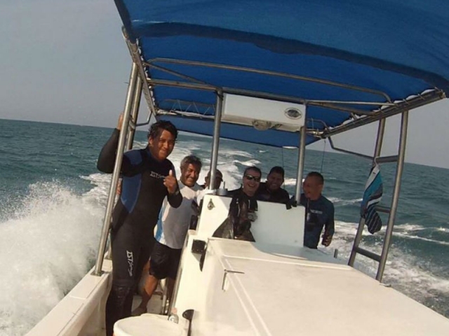  Com toda atitude no barco 